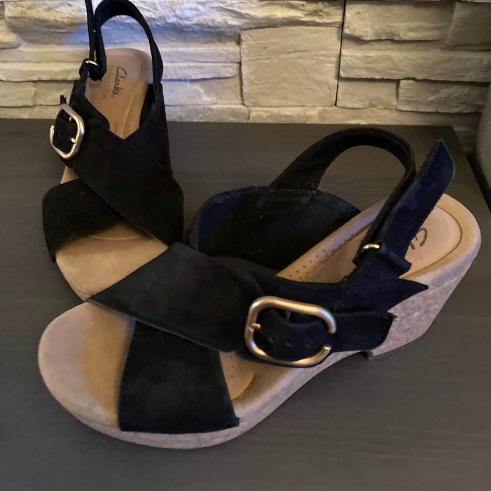 Clarks womens Giselle Dove Wedge Sandal in size 7